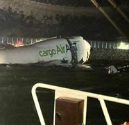 Panică pe unul dintre cele mai mari aeroporturi internaționale! Două persoane au murit după ce aeronava a lovit un vehicul de pe pistă și s-a prăbușit în mare